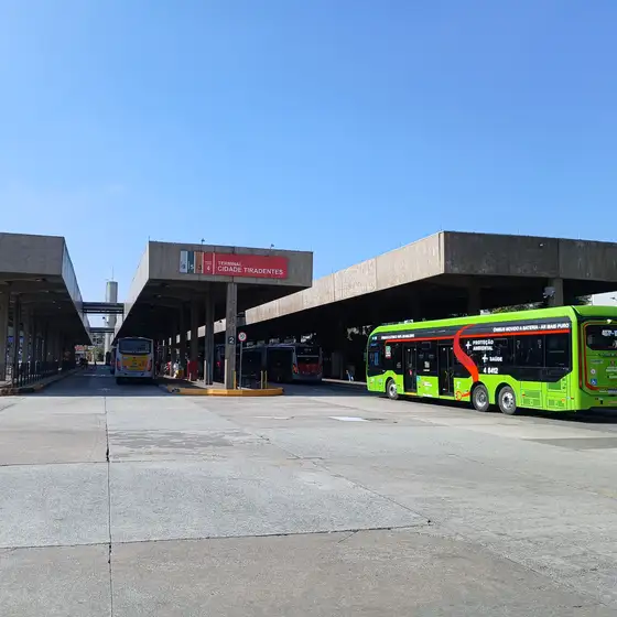 Terminal de ônibus Cidade Tiradentes com ônibus verde