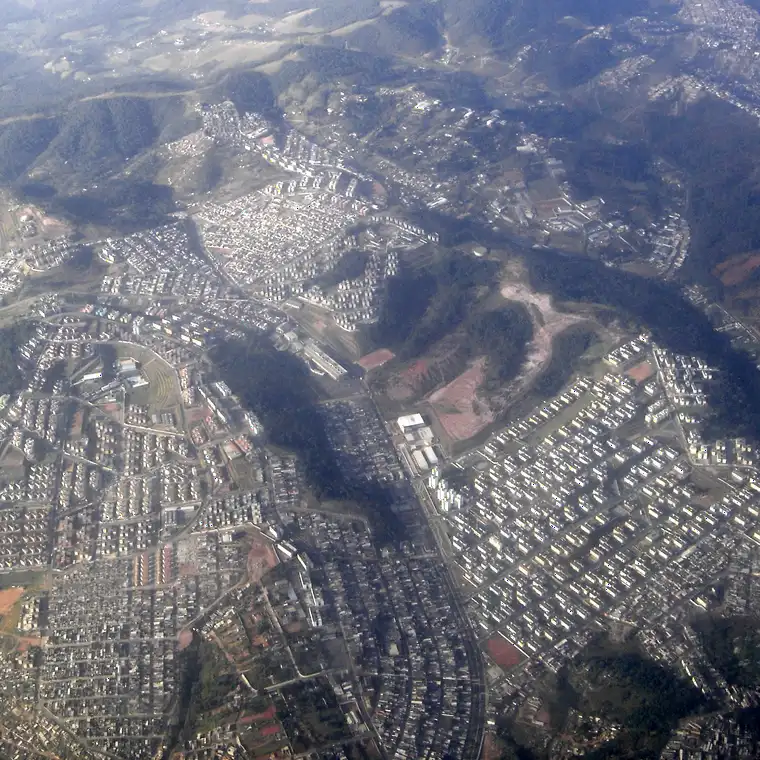 Vista aérea de Cidade Tiradentes, com os conjuntos habitacionais nos morros